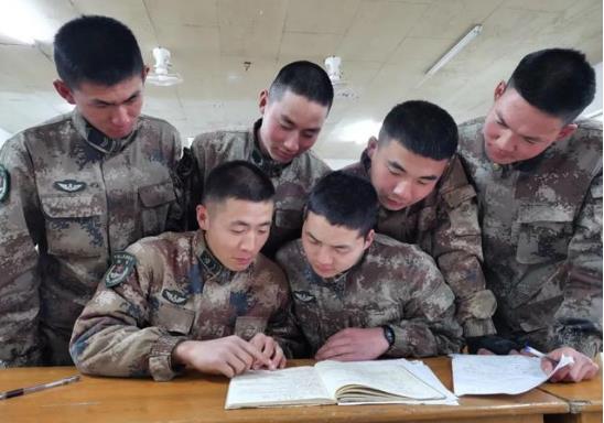 士兵考学比高考简单?为什么“上岸”的路依然让人忐忑不安(图1) 1-221130111UcU.jpg